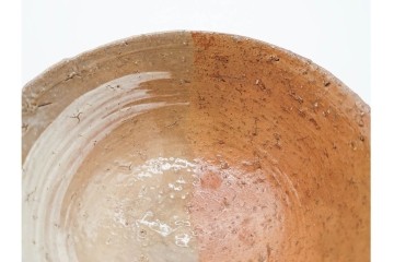 春湖窯　月波 李廷園作　片身替が味わい深い伊羅保茶碗　共箱付き　(R-090979)