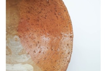 春湖窯　月波 李廷園作　片身替が味わい深い伊羅保茶碗　共箱付き　(R-090979)