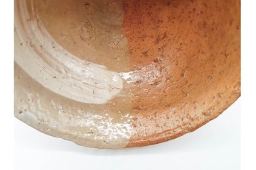 春湖窯　月波 李廷園作　片身替が味わい深い伊羅保茶碗　共箱付き　(R-090979)