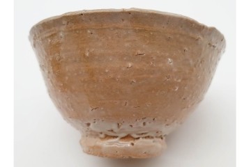 春湖窯　月波 李廷園作　片身替が味わい深い伊羅保茶碗　共箱付き　(R-090979)