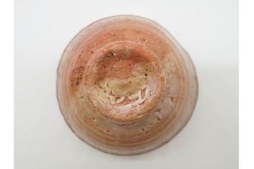 春湖窯　月波 李廷園作　片身替が味わい深い伊羅保茶碗　共箱付き　(R-090979)