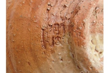 春湖窯　月波 李廷園作　片身替が味わい深い伊羅保茶碗　共箱付き　(R-090979)