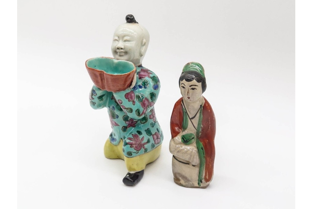 中国　古玩　清代・金代から元代　童子の粉彩磁器人形と磁州窯の宋赤絵人形　古雅な趣を感じる陶器製置物2点セット　(R-090980)