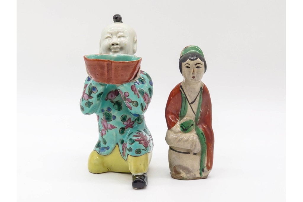 中国　古玩　清代・金代から元代　童子の粉彩磁器人形と磁州窯の宋赤絵人形　古雅な趣を感じる陶器製置物2点セット　(R-090980)