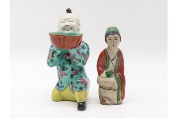 中国　古玩　清代・金代から元代　童子の粉彩磁器人形と磁州窯の宋赤絵人形　古雅な趣を感じる陶器製置物2点セット　(R-090980)