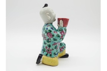 中国　古玩　清代・金代から元代　童子の粉彩磁器人形と磁州窯の宋赤絵人形　古雅な趣を感じる陶器製置物2点セット　(R-090980)