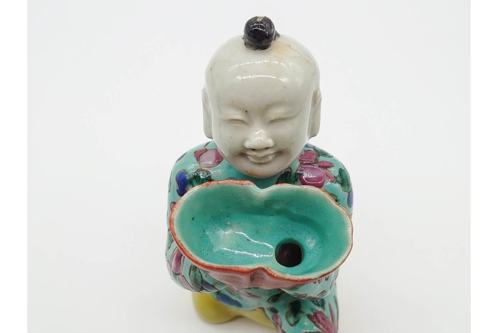 中国　古玩　清代・金代から元代　童子の粉彩磁器人形と磁州窯の宋赤絵人形　古雅な趣を感じる陶器製置物2点セット　(R-090980)