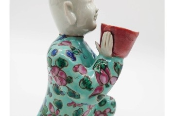 中国　古玩　清代・金代から元代　童子の粉彩磁器人形と磁州窯の宋赤絵人形　古雅な趣を感じる陶器製置物2点セット　(R-090980)