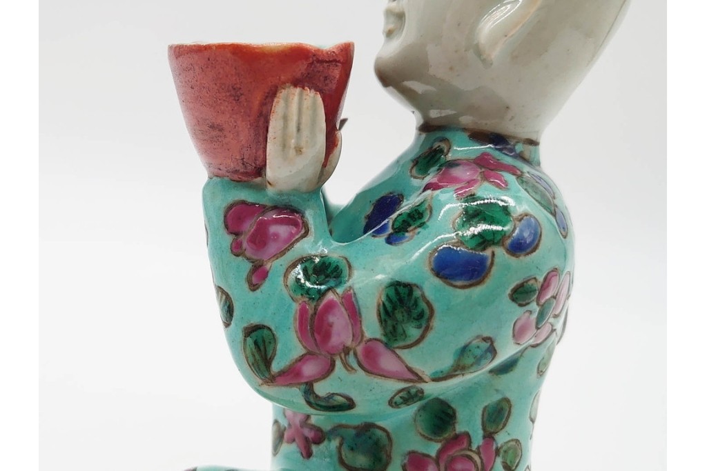 中国　古玩　清代・金代から元代　童子の粉彩磁器人形と磁州窯の宋赤絵人形　古雅な趣を感じる陶器製置物2点セット　(R-090980)