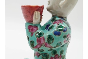 中国　古玩　清代・金代から元代　童子の粉彩磁器人形と磁州窯の宋赤絵人形　古雅な趣を感じる陶器製置物2点セット　(R-090980)