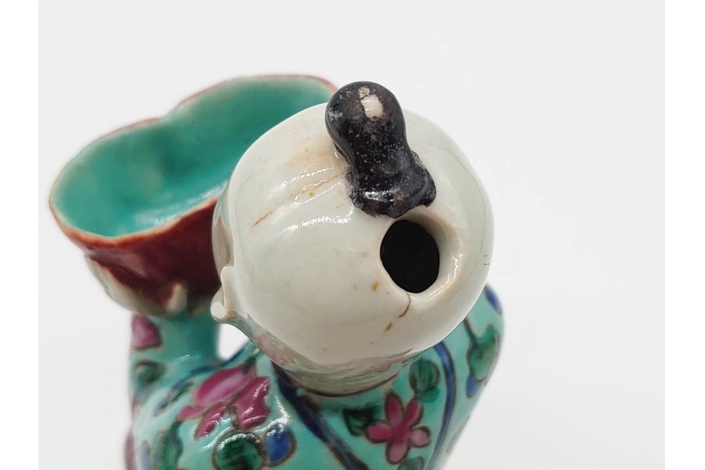 中国　古玩　清代・金代から元代　童子の粉彩磁器人形と磁州窯の宋赤絵人形　古雅な趣を感じる陶器製置物2点セット　(R-090980)