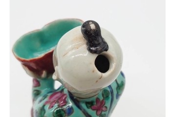 中国　古玩　清代・金代から元代　童子の粉彩磁器人形と磁州窯の宋赤絵人形　古雅な趣を感じる陶器製置物2点セット　(R-090980)