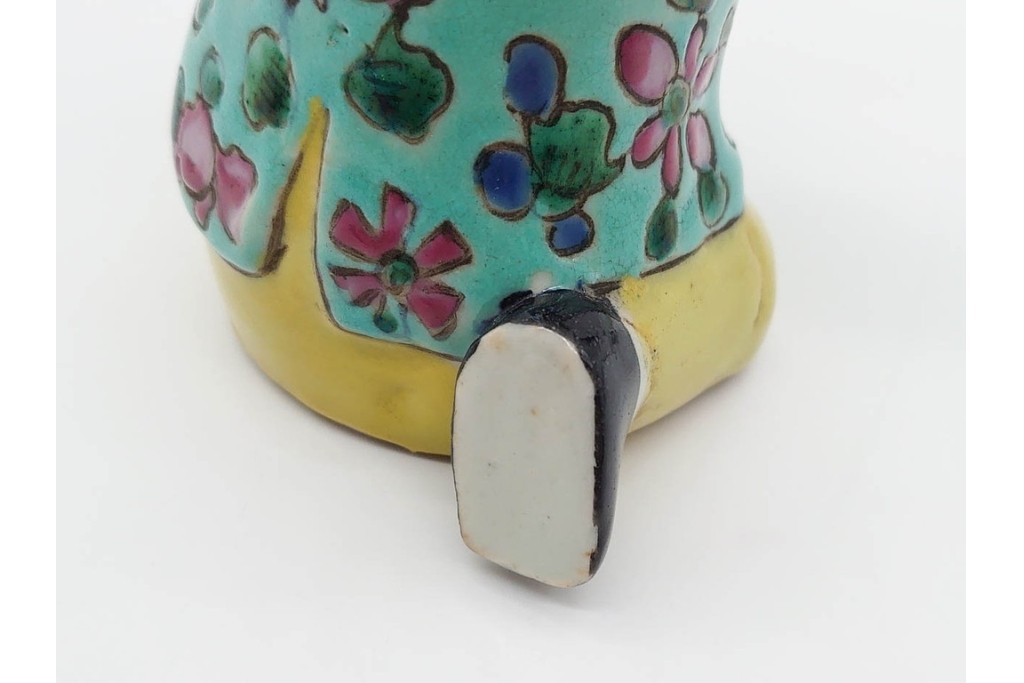 中国　古玩　清代・金代から元代　童子の粉彩磁器人形と磁州窯の宋赤絵人形　古雅な趣を感じる陶器製置物2点セット　(R-090980)