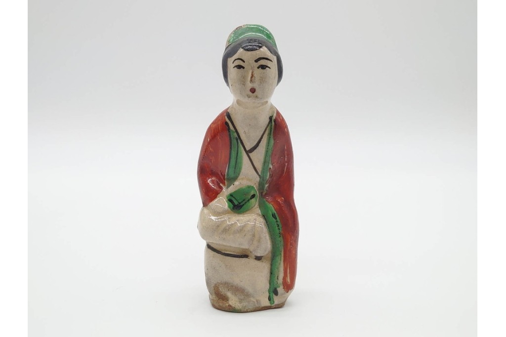 中国　古玩　清代・金代から元代　童子の粉彩磁器人形と磁州窯の宋赤絵人形　古雅な趣を感じる陶器製置物2点セット　(R-090980)