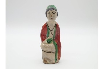 中国　古玩　清代・金代から元代　童子の粉彩磁器人形と磁州窯の宋赤絵人形　古雅な趣を感じる陶器製置物2点セット　(R-090980)