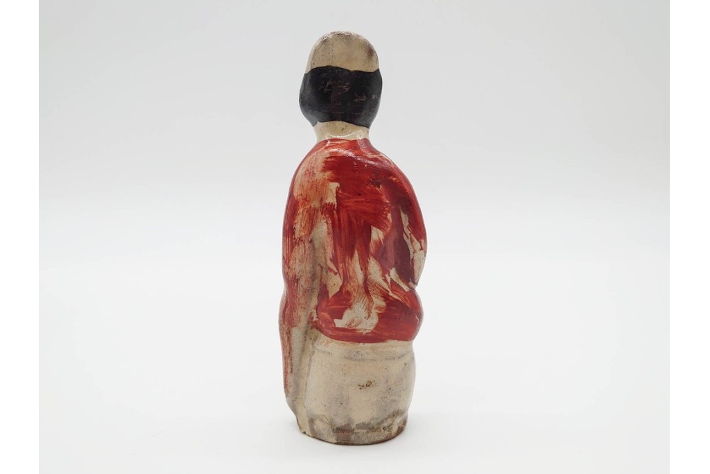 中国　古玩　清代・金代から元代　童子の粉彩磁器人形と磁州窯の宋赤絵人形　古雅な趣を感じる陶器製置物2点セット　(R-090980)