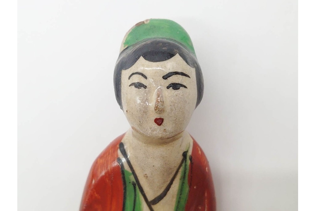 中国　古玩　清代・金代から元代　童子の粉彩磁器人形と磁州窯の宋赤絵人形　古雅な趣を感じる陶器製置物2点セット　(R-090980)