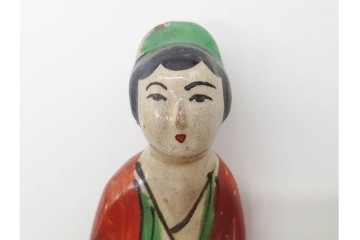 中国　古玩　清代・金代から元代　童子の粉彩磁器人形と磁州窯の宋赤絵人形　古雅な趣を感じる陶器製置物2点セット　(R-090980)