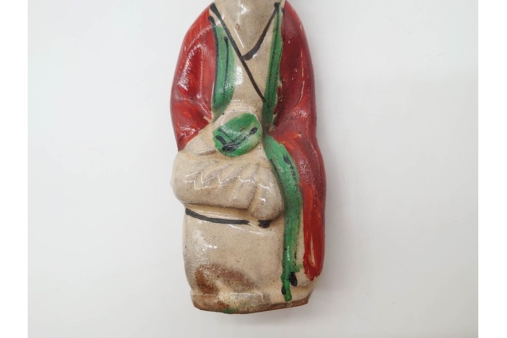 中国　古玩　清代・金代から元代　童子の粉彩磁器人形と磁州窯の宋赤絵人形　古雅な趣を感じる陶器製置物2点セット　(R-090980)