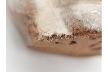 中国　古玩　清代・金代から元代　童子の粉彩磁器人形と磁州窯の宋赤絵人形　古雅な趣を感じる陶器製置物2点セット　(R-090980)
