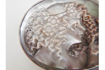 イギリスヴィンテージ　シェルカメオ　シルバー925　優美な女性像を繊細に彫り出した英国製ピルケース2点セット　(R-090981)