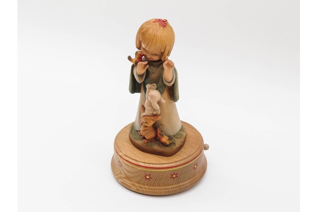 イタリア　ANRI(アンリ)　REUGE(リュージュ)製ムーブメント　「Talk to the Animals」　少女と動物が愛らしい木彫りのオルゴール　(R-090984)