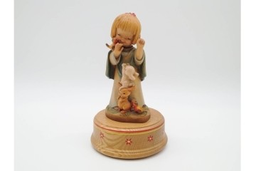イタリア　ANRI(アンリ)　REUGE(リュージュ)製ムーブメント　「Talk to the Animals」　少女と動物が愛らしい木彫りのオルゴール　(R-090984)
