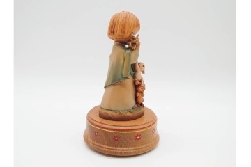 イタリア　ANRI(アンリ)　REUGE(リュージュ)製ムーブメント　「Talk to the Animals」　少女と動物が愛らしい木彫りのオルゴール　(R-090984)