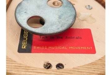 イタリア　ANRI(アンリ)　REUGE(リュージュ)製ムーブメント　「Talk to the Animals」　少女と動物が愛らしい木彫りのオルゴール　(R-090984)