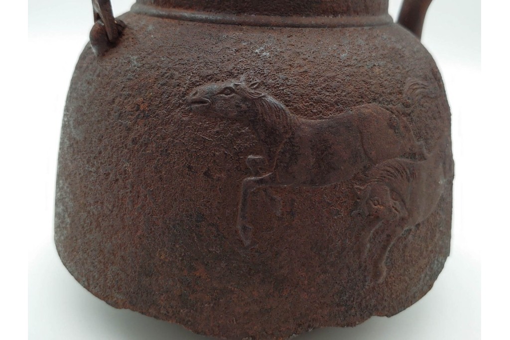 戦前　当時物　 山形鋳物の老舗 保寿堂　馬図が印象的な鉄瓶　(R-090985)