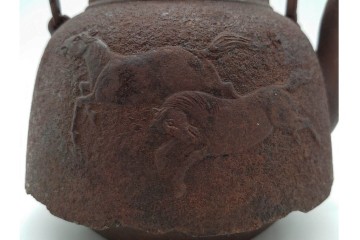 戦前　当時物　 山形鋳物の老舗 保寿堂　馬図が印象的な鉄瓶　(R-090985)