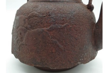 戦前　当時物　 山形鋳物の老舗 保寿堂　馬図が印象的な鉄瓶　(R-090985)