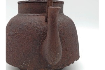 戦前　当時物　 山形鋳物の老舗 保寿堂　馬図が印象的な鉄瓶　(R-090985)