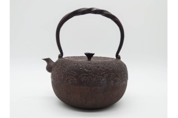 戦前　当時物　南部盛岡　釜師 熊谷善平造 　桜尽くしの意匠が上品な鉄瓶　(R-090986)