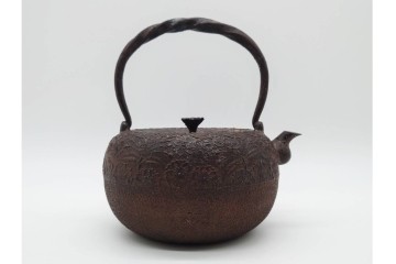 戦前　当時物　南部盛岡　釜師 熊谷善平造 　桜尽くしの意匠が上品な鉄瓶　(R-090986)