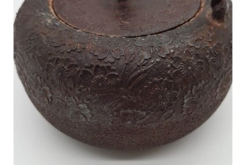 戦前　当時物　南部盛岡　釜師 熊谷善平造 　桜尽くしの意匠が上品な鉄瓶　(R-090986)