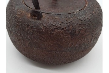 戦前　当時物　南部盛岡　釜師 熊谷善平造 　桜尽くしの意匠が上品な鉄瓶　(R-090986)