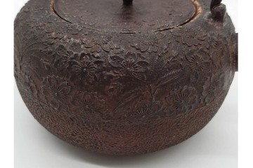 戦前　当時物　南部盛岡　釜師 熊谷善平造 　桜尽くしの意匠が上品な鉄瓶　(R-090986)