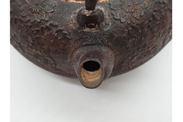 戦前　当時物　南部盛岡　釜師 熊谷善平造 　桜尽くしの意匠が上品な鉄瓶　(R-090986)