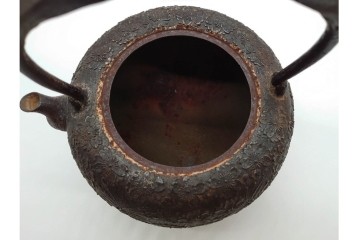 戦前　当時物　南部盛岡　釜師 熊谷善平造 　桜尽くしの意匠が上品な鉄瓶　(R-090986)