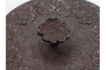 戦前　当時物　南部盛岡　釜師 熊谷善平造 　桜尽くしの意匠が上品な鉄瓶　(R-090986)