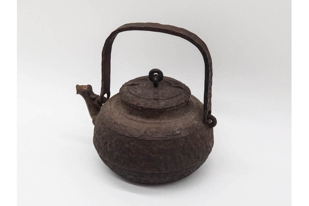 戦前　当時物　獣口と饕餮紋が目を引く鉄瓶　※水漏れあり　(R-090987)