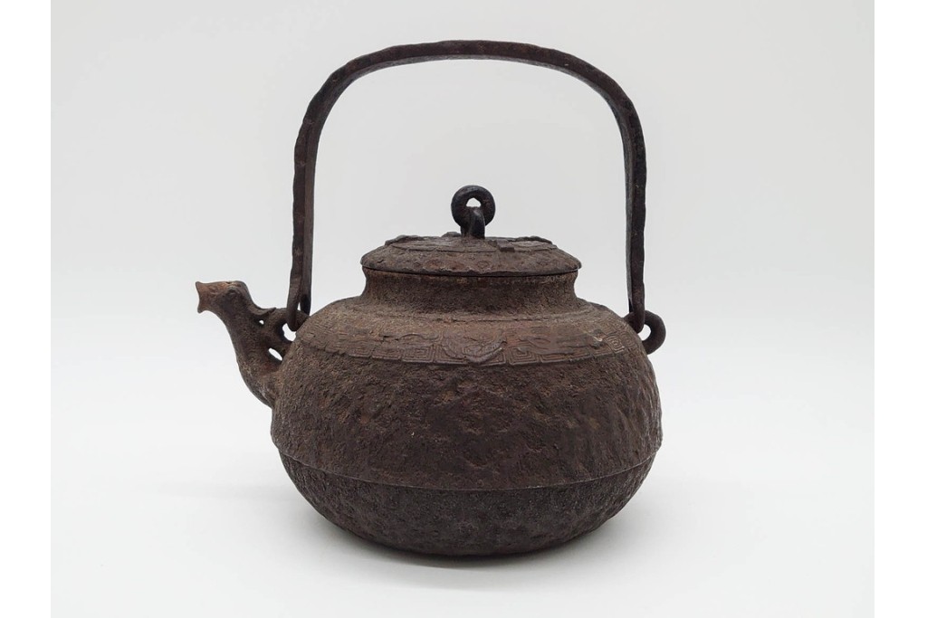 戦前　当時物　獣口と饕餮紋が目を引く鉄瓶　※水漏れあり　(R-090987)