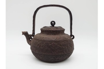 戦前　当時物　獣口と饕餮紋が目を引く鉄瓶　※水漏れあり　(R-090987)