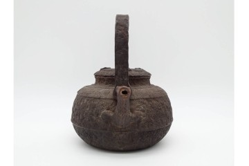 戦前　当時物　獣口と饕餮紋が目を引く鉄瓶　※水漏れあり　(R-090987)