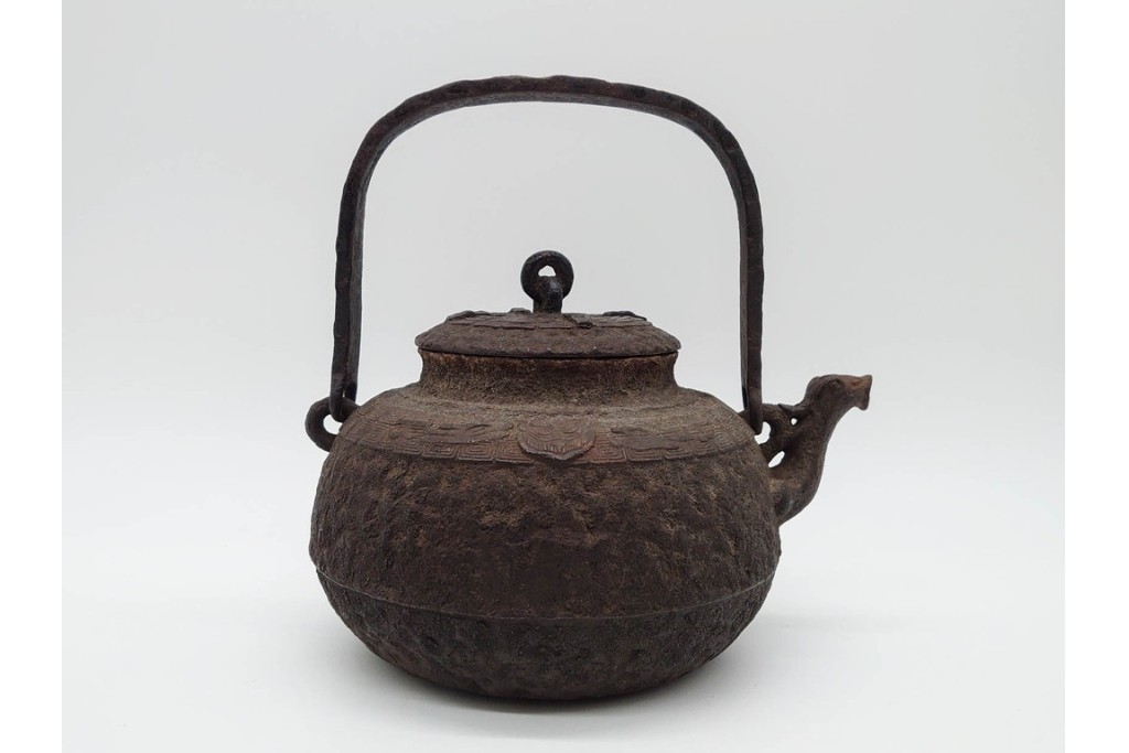 戦前　当時物　獣口と饕餮紋が目を引く鉄瓶　※水漏れあり　(R-090987)