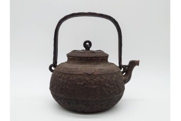 戦前　当時物　獣口と饕餮紋が目を引く鉄瓶　※水漏れあり　(R-090987)