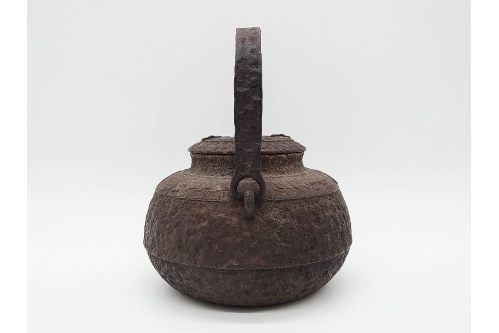 戦前　当時物　獣口と饕餮紋が目を引く鉄瓶　※水漏れあり　(R-090987)
