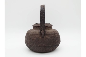 戦前　当時物　獣口と饕餮紋が目を引く鉄瓶　※水漏れあり　(R-090987)