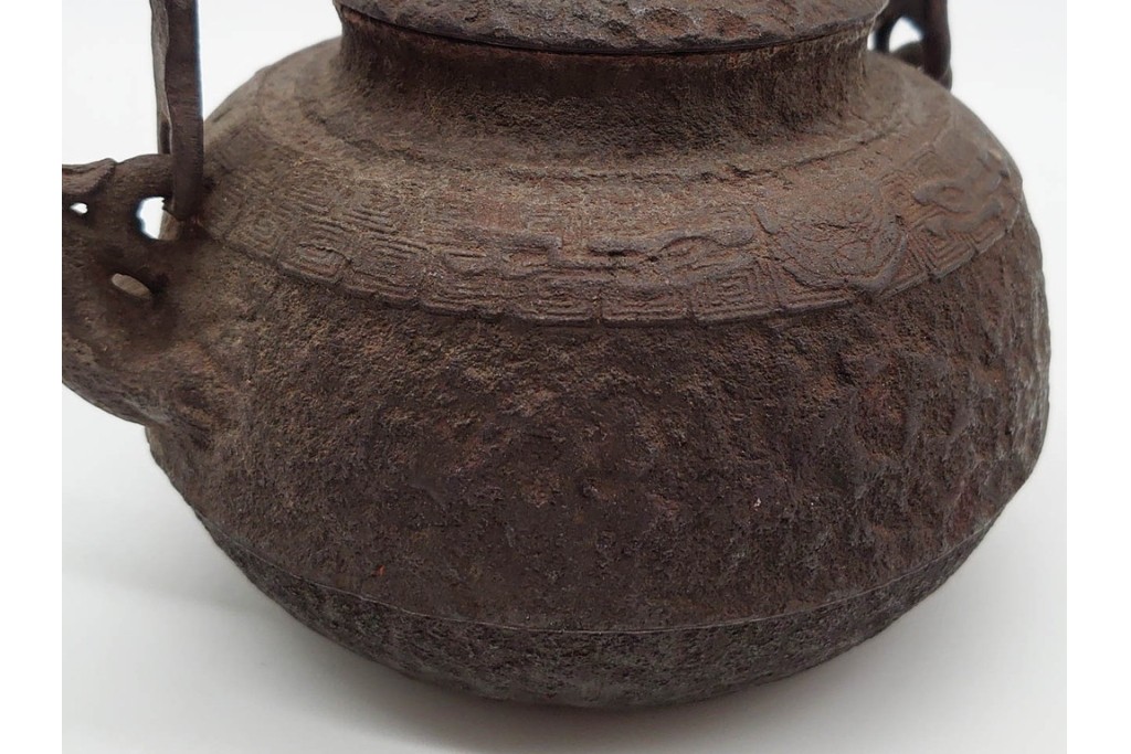 戦前　当時物　獣口と饕餮紋が目を引く鉄瓶　※水漏れあり　(R-090987)